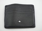 un portefeuille en cuir noir orné d'un bouton argenté sur le devant