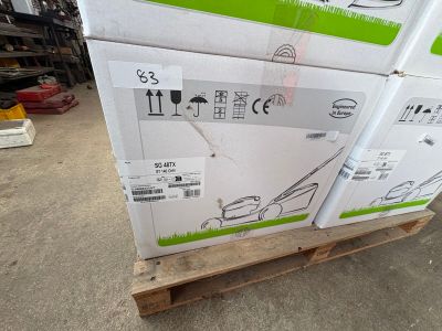 une pile de boîtes posées sur une palette