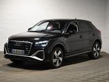 Le nouveau SUV Audi QX est garé dans le garage.