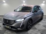 La nouvelle Peugeot est garée sur un sol à damier.