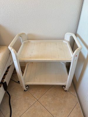Un chariot / desserte à deux plateaux en plastique blanc sur…