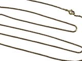 un long collier muni d'une chaîne, sur fond blanc