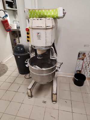 une image d'une cuisine avec un mixeur à l'intérieur