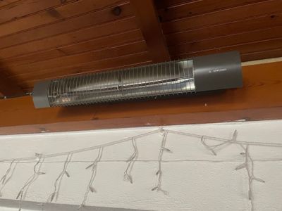 une photo d'un radiateur mural fixé sur le mur latéral d'un immeuble