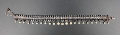 une photo d'un bracelet en argent orné de perles