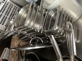 de nombreuses casseroles et poêles suspendues au plafond de la cuisine