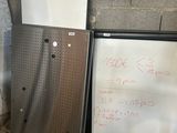 deux réfrigérateurs et un congélateur dans une chambre