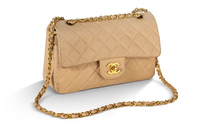 Sac à rabat Chanel en cuir d'agneau matelassé beige