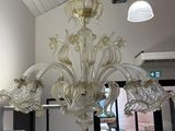 un lustre suspendu au plafond d'une pièce