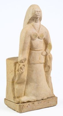 une statue représentant une femme tenant un panier et un sac