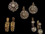 un ensemble de bijoux en or et en argent sur fond noir