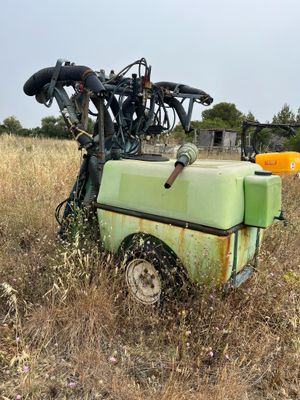 un camion avec un vélo à l'arrière, dans un champ