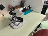 un microscope posé sur un bureau dans une pièce
