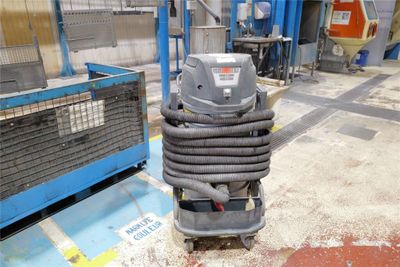 Aspirateur bidon NILFISK , année 2014, 2000 kW