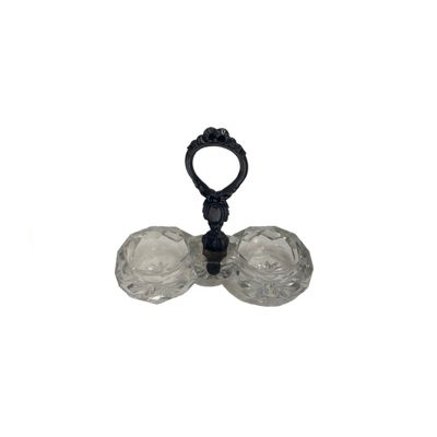 un objet en verre muni d'une poignée noire sur fond blanc