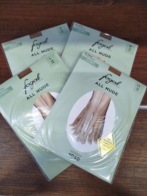Lot de 32 paires de collants de la marque FOGAL (produits de…