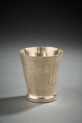 une coupe en argent posée sur une table