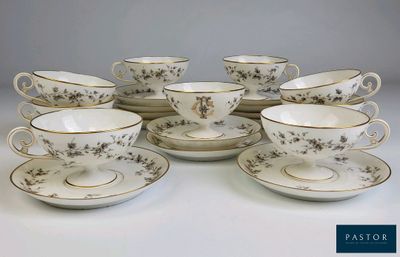 six tasses et soucoupes posées sur une table blanche