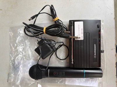 Un microphone main sans fil Audiophony Wave avec accessoires…