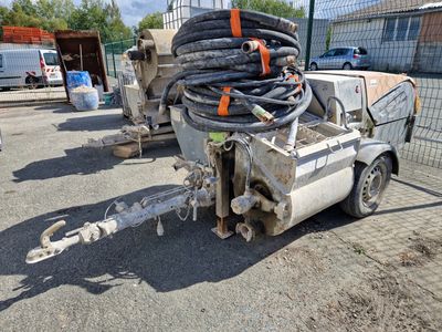 un camion avec tout un tas de tuyaux à l'arrière