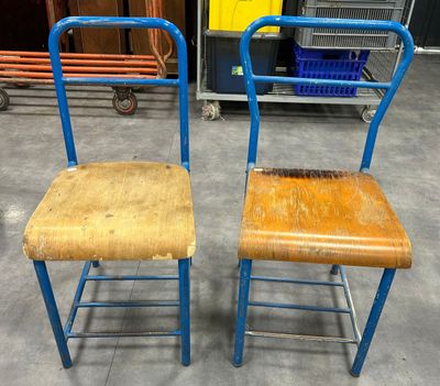 deux chaises assises l'une à côté de l'autre dans une pièce