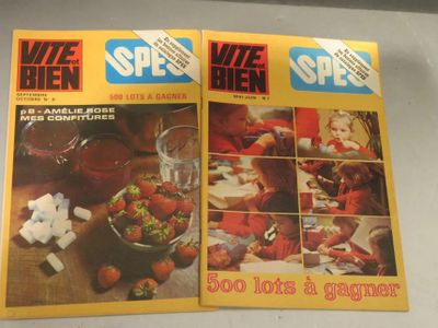 deux magazines posés sur la table, avec des photos de plats dessus