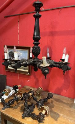 une table sur laquelle sont posés un certain nombre d'objets dans une pièce