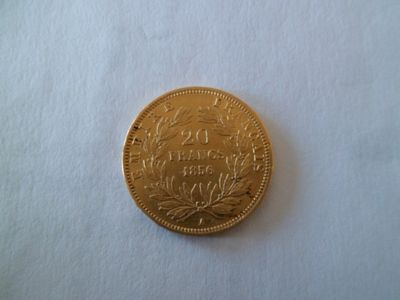 une image d'une pièce d'or sur une surface blanche