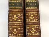 un ensemble de quatre livres superposés