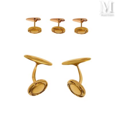 trois paires de boutons de manchette en or et une paire de boutons de manchette sur fond blanc