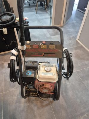 KRAFT WORD Un petit nettoyeur haute pression à moteur thermi…