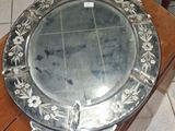 une table sur laquelle est posé un miroir, dans un salon