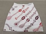 une jupe blanche ornée d'un motif rouge et blanc