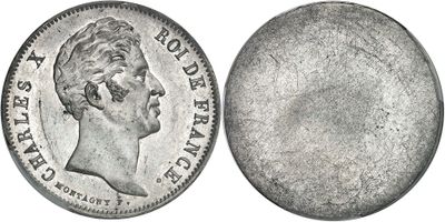 un gros plan d'une pièce de monnaie avec un visage dessus
