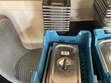 plusieurs plateaux de nourriture posés sur une table à côté d'une chaise