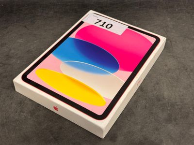 un gros plan d'une boîte contenant un téléphone, posée sur une table