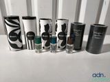 cinq flacons de vernis à ongles différents posés sur une table blanche