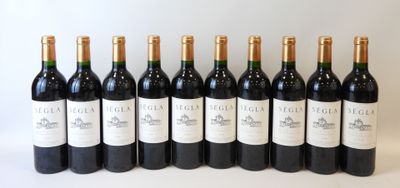six bouteilles de vin rouge sont alignées