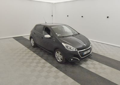 la petite voiture est garée dans le garage sur le sol en damier