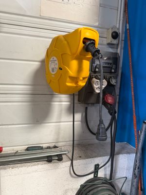 un tuyau fixé sur le côté d'une porte de garage