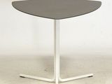 un gros plan d'une table avec un piètement blanc et un plateau noir