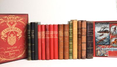 un grand nombre de livres posés sur une table