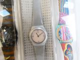 une montre posée sur une feuille de papier
