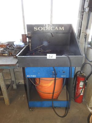 la photo d'une machine qui se trouve dans un garage