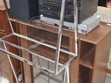 un meuble sur lequel est posé un micro-ondes, dans une pièce