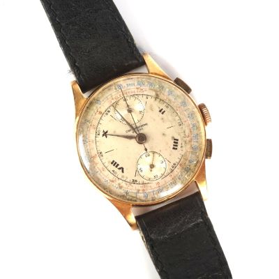 une montre posée sur un bracelet noir
