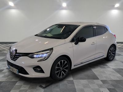 la voiture blanche est garée sur un carrelage à carreaux