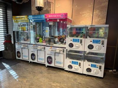 de nombreuses machines alignées dans une pièce