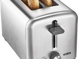 deux tranches de pain sont posées dans un grille-pain sur un fond blanc