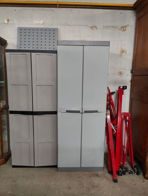 deux réfrigérateurs et une armoire dans une pièce